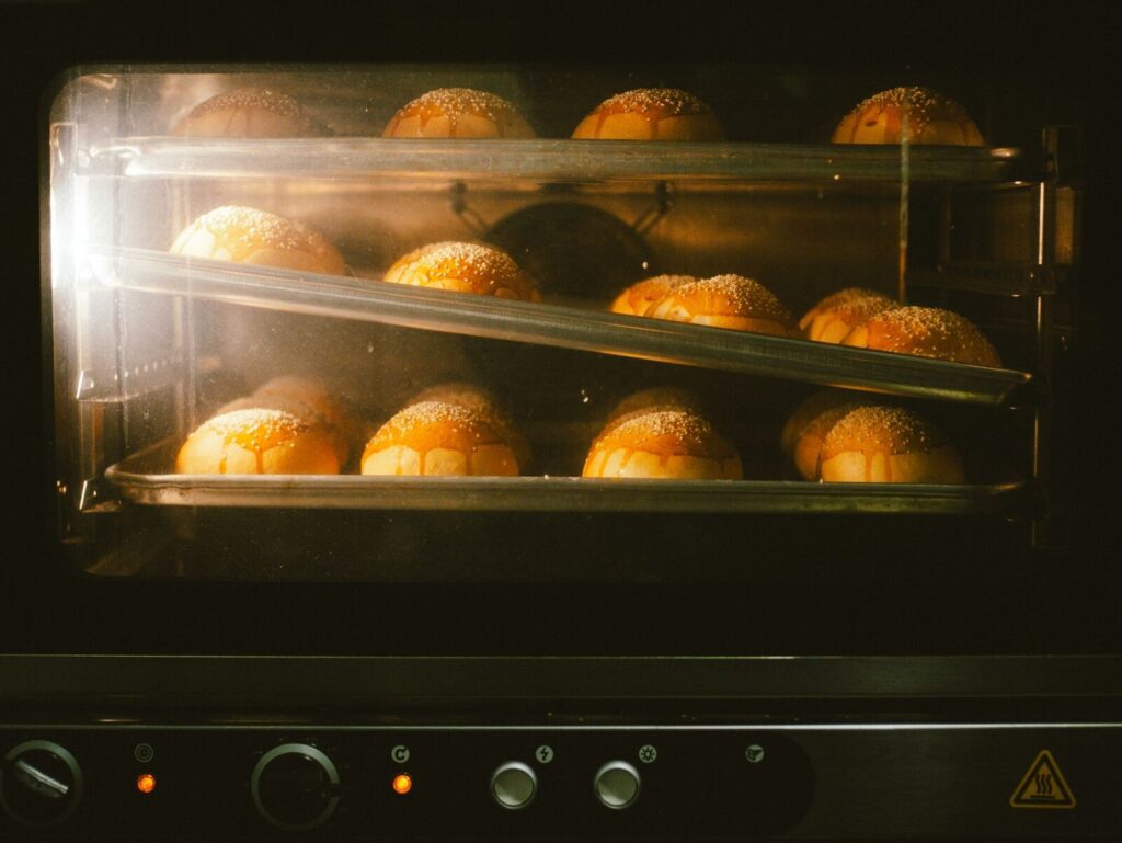 La brioche en fin de cuisson, la croûte déjà colorée