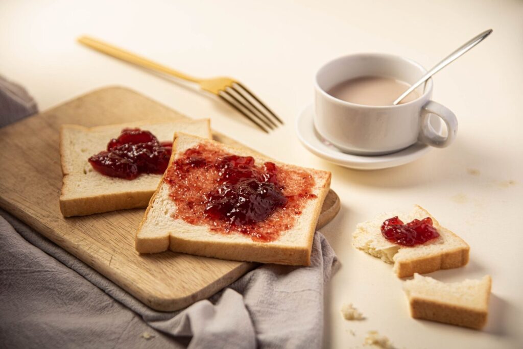 Deux tranches de brioche beurrées sur une petite assiette