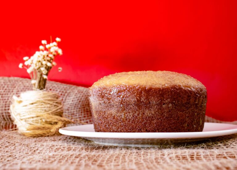 Un gâteau au yaourt entier posé sur une grille de refroidissement