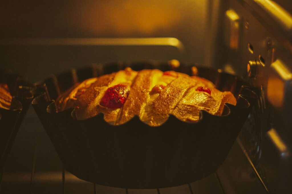 Le moule à manqué posé sur la grille du four pendant la cuisson