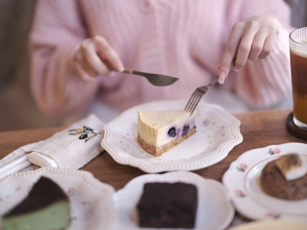 Une part de gâteau au yaourt à côté d'une tasse de café