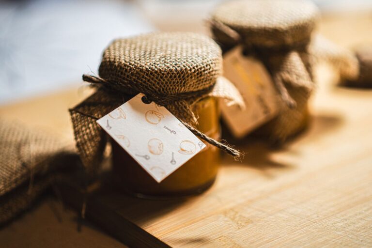 Un bocal de confiture d'abricots fermé, posé sur une planche