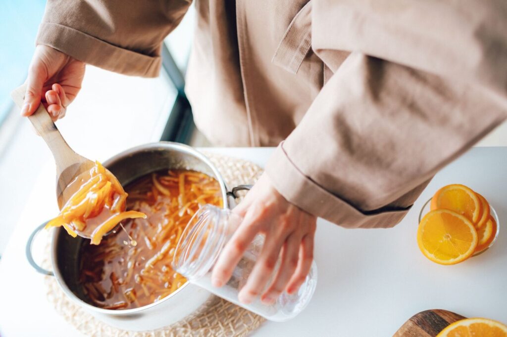 La confiture en train de réduire dans une bassine en cuivre
