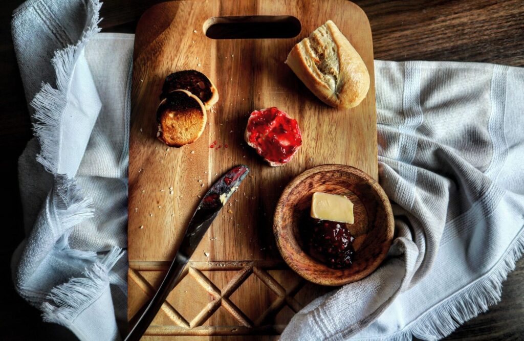 Une tartine de pain avec une couche épaisse de confiture