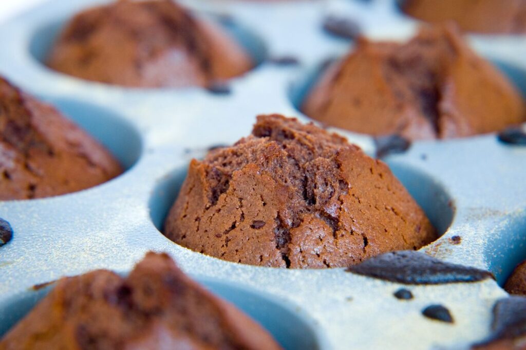 Le moule à fondant posé au milieu du four pendant la cuisson