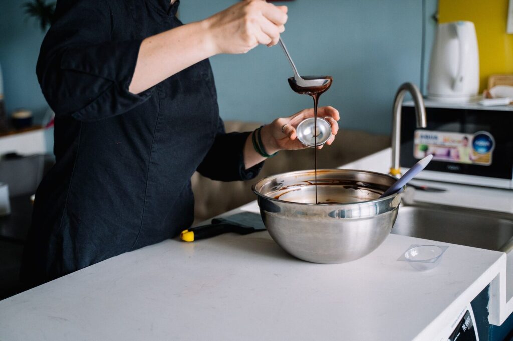 Le chocolat fondu au bain-marie avant d'ajouter le beurre