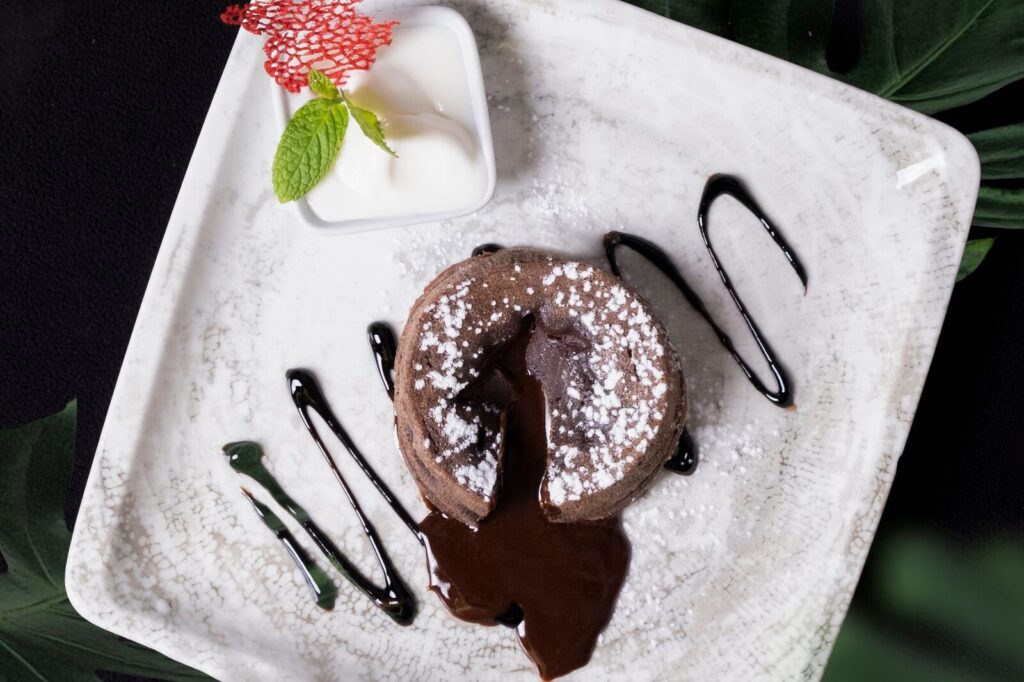 Une part de fondant ouverte, le centre encore coulant