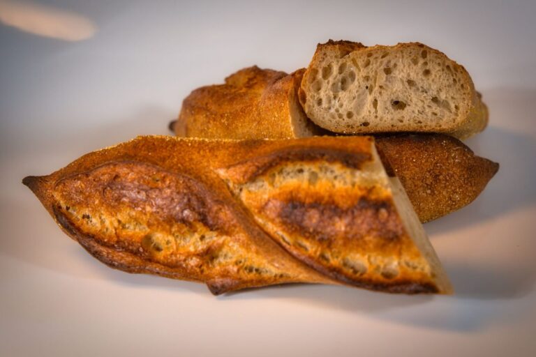 Une miche de pain au levain avec une croûte bien grignée