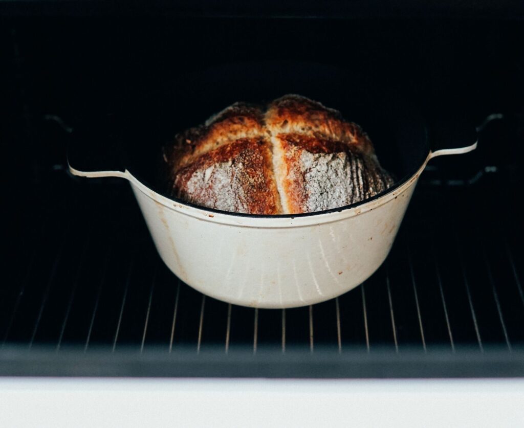 Le pain en cours de cuisson dans une cocotte en fonte