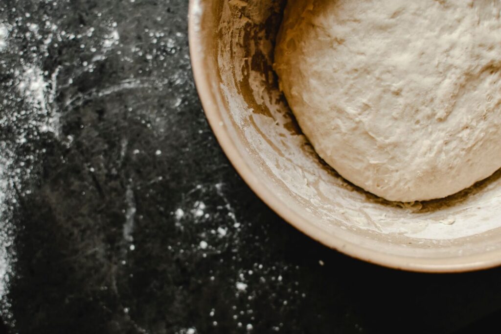 La pâte en boule dans un banneton fariné avant la cuisson