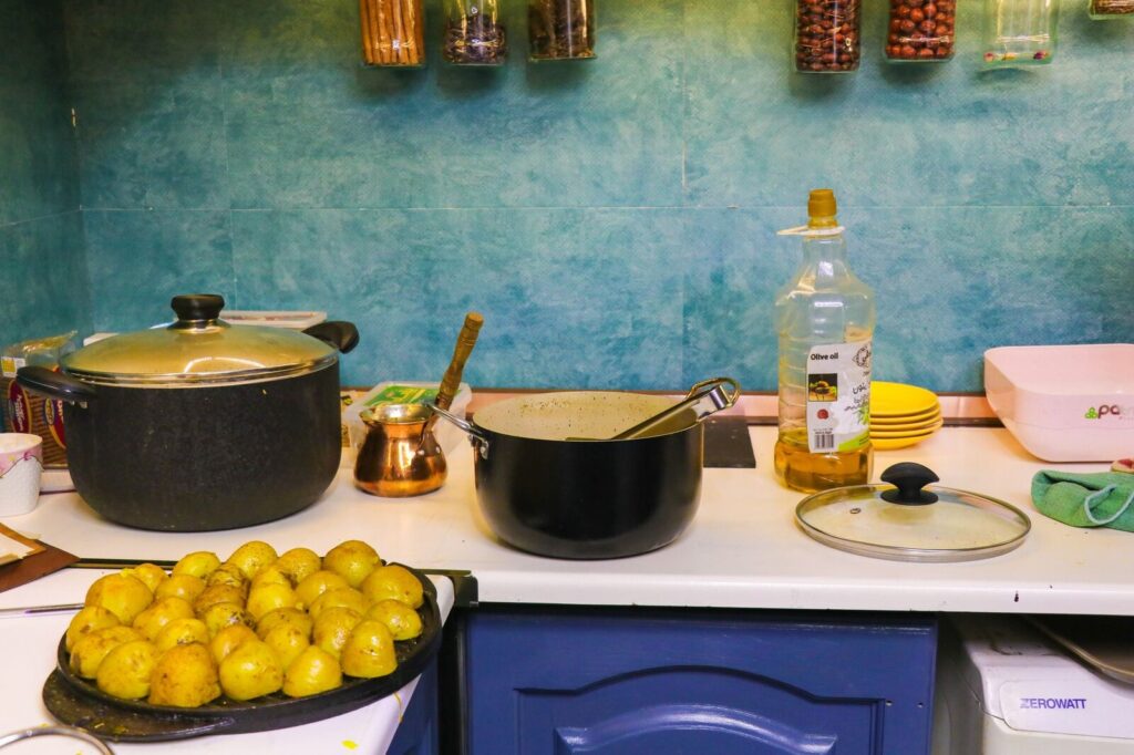 Les pommes qui compotent doucement dans une casserole