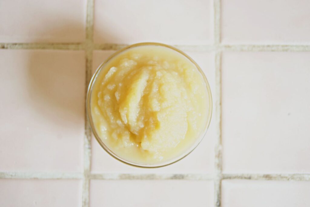 Une petite coupe de compote saupoudrée de cannelle