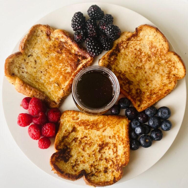 Deux tranches de pain perdu dorées empilées dans une assiette