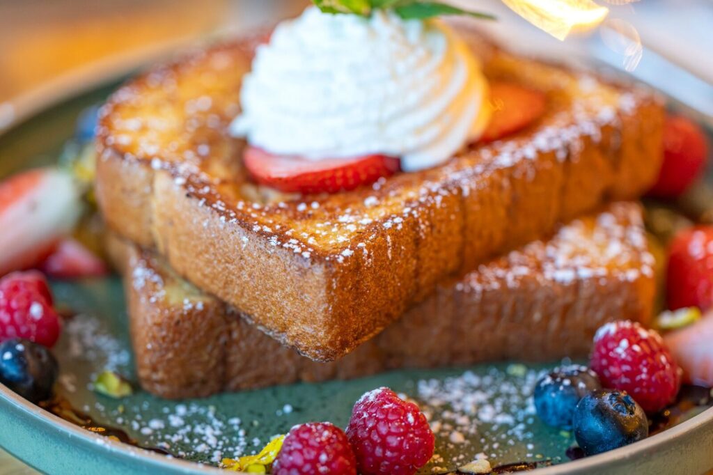 Le pain perdu qui colore dans une poêle avec du beurre