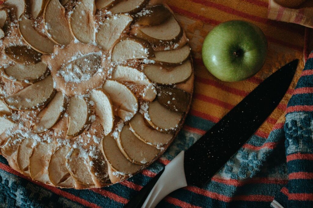 Une tarte aux pommes entière, les lamelles rangées en rosace