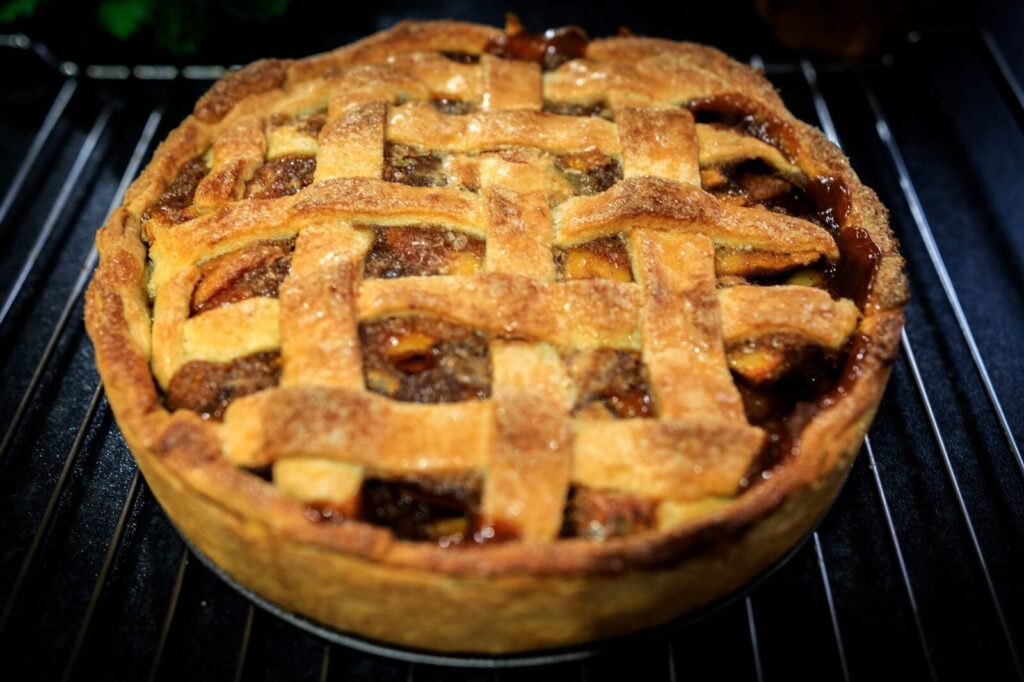 La tarte aux pommes en fin de cuisson, les bords dorés