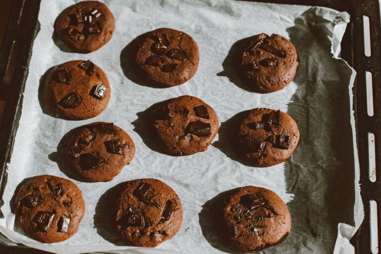 Des cookies aux pépites de chocolat refroidissant sur une grille