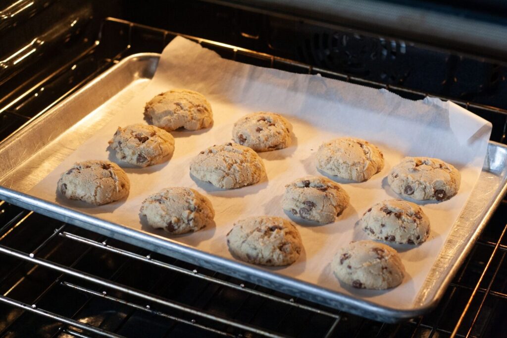 Les cookies en train de s'étaler sur la plaque dans le four