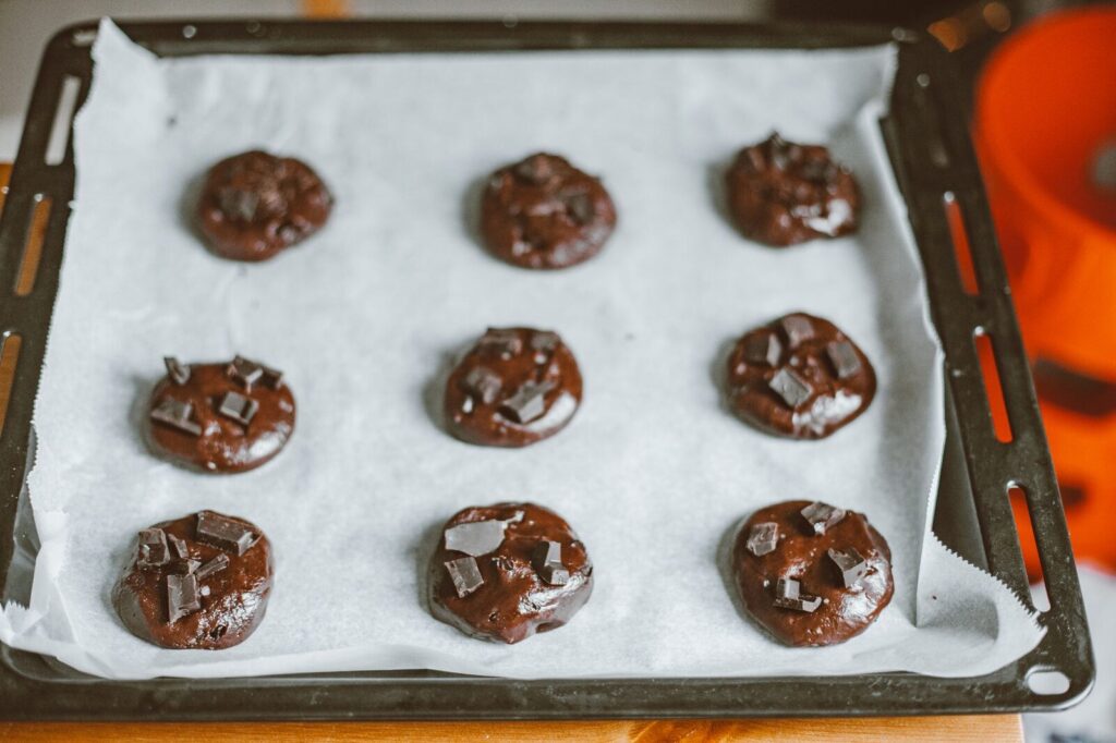 Des boules de pâte à cookies espacées sur une plaque